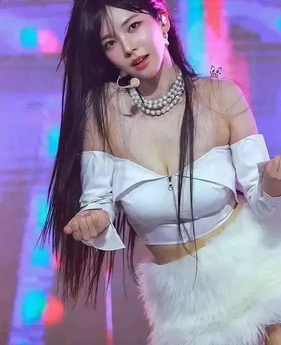 Karina – shows boobs deepfake videos